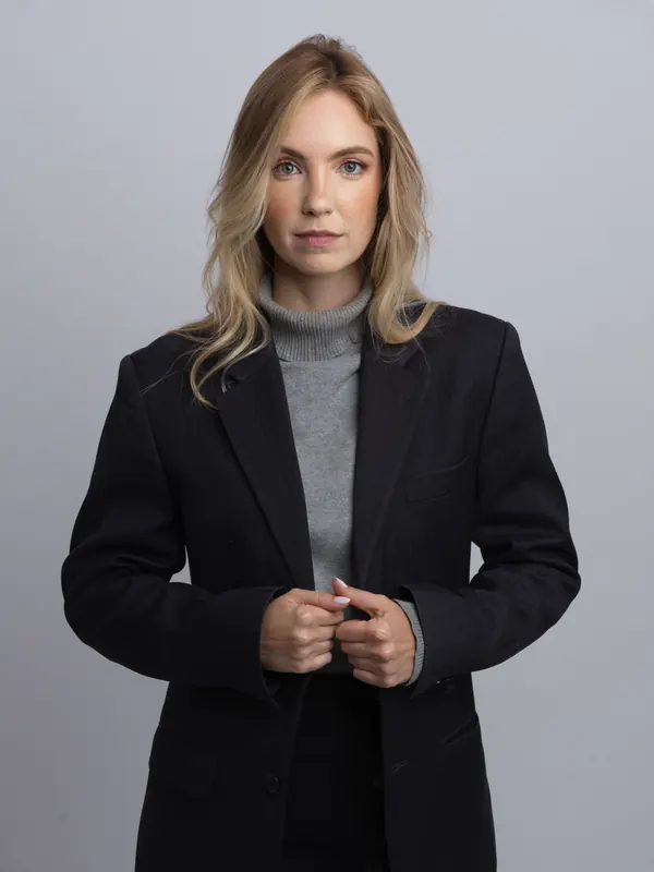 Frau im schwarzen Blazer, Businessporträt