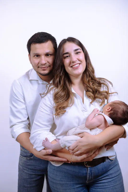 Paar mit Neugeborenem, fröhliches Familienfoto