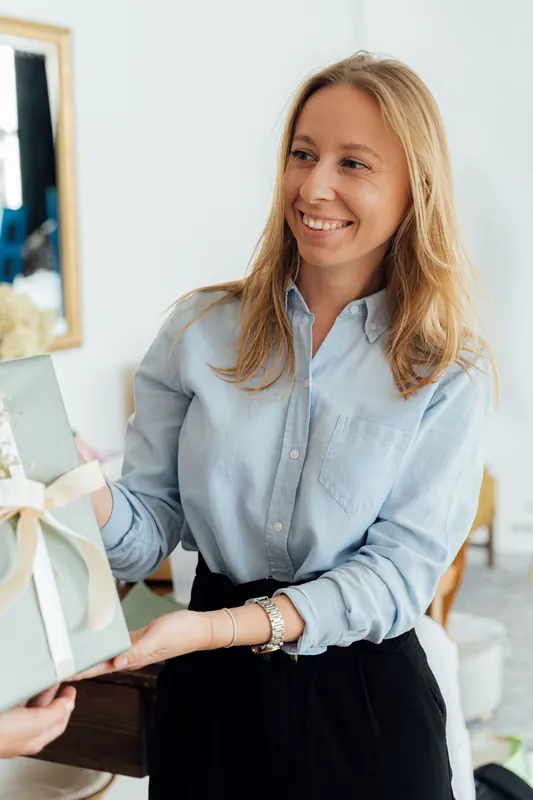 Frau freut sich über ein Geschenk