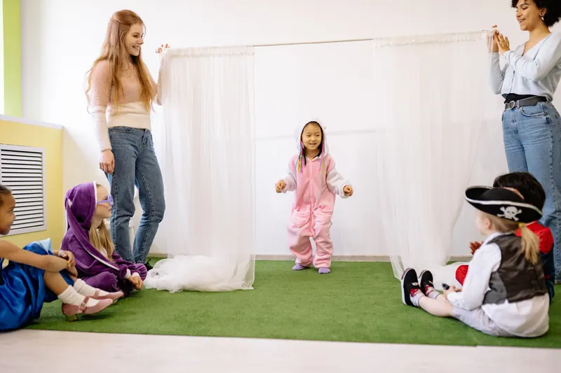 Mobiles Fotostudio wird für ein Kinderfoto aufgebaut