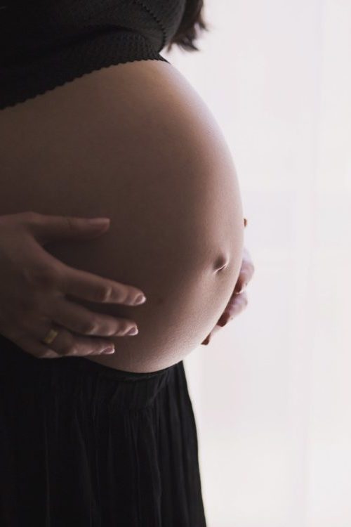 Der Bauch einer Schwangeren Frau bei einem Babybauch-Shooting