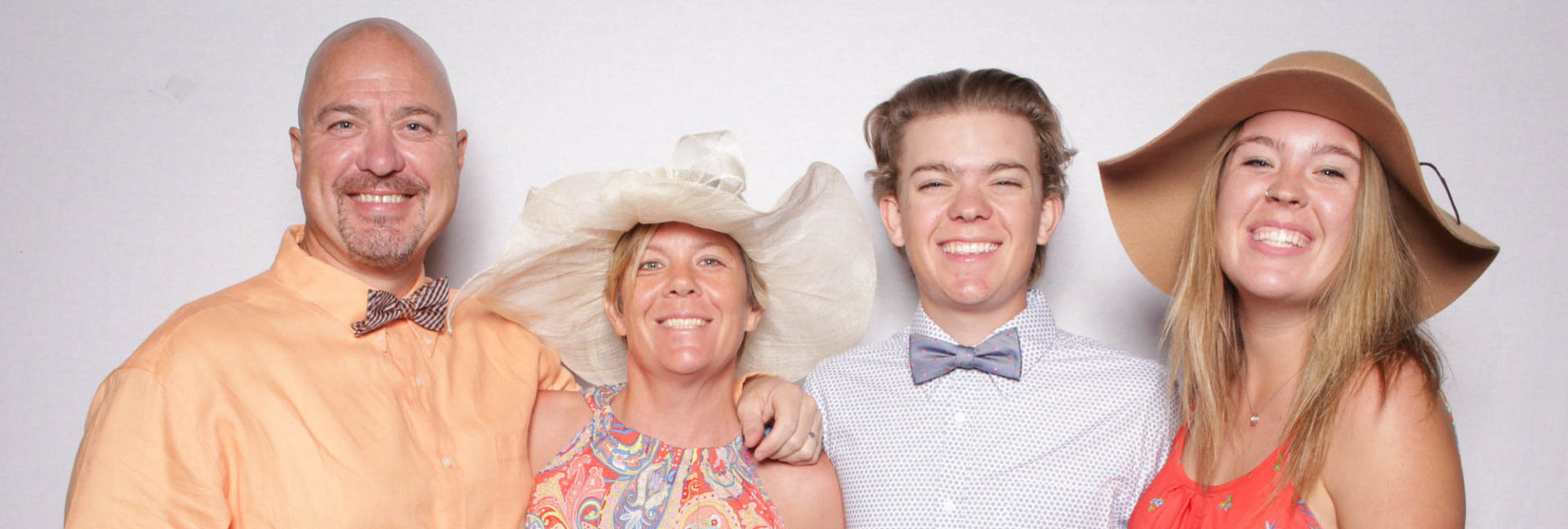 Eine Familie bei einem Fotoshooting