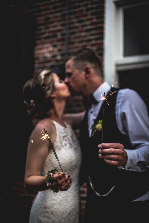 Hochzeitspaar Hochzeitspaar hält Wunderkerzen in Richtung des Hochzeitsfotograf