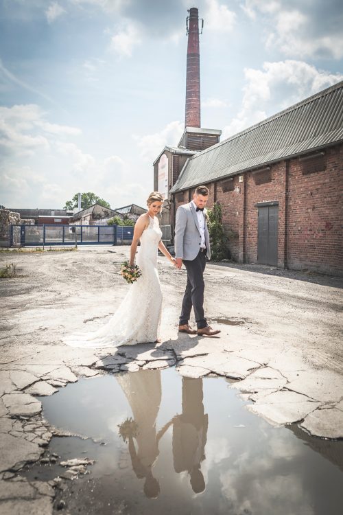 Hochzeitsfoto Bochum Hochzeitsfoto mit Brautpaar, das sich in Wasser spiegelt