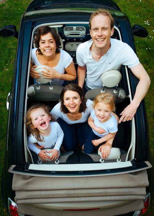 Famielienfoto Ein Familienfoto mit der Familie in einem Cabriolet