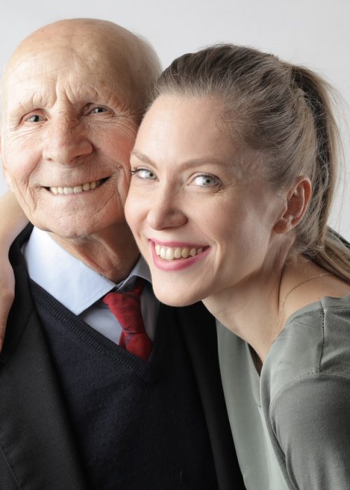 Familienshooting-bochum Ein Familienfoto mit einem betagten Herren und einer jungen Frau