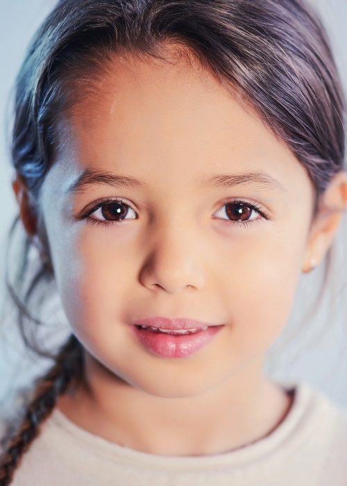 Kinderfotos-Bochum Kinderberbild eines Mädchens, das in die Kamera schaut
