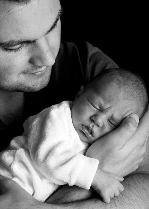 baby-21249_1920 Ein Mann hält ein Baby im Arm