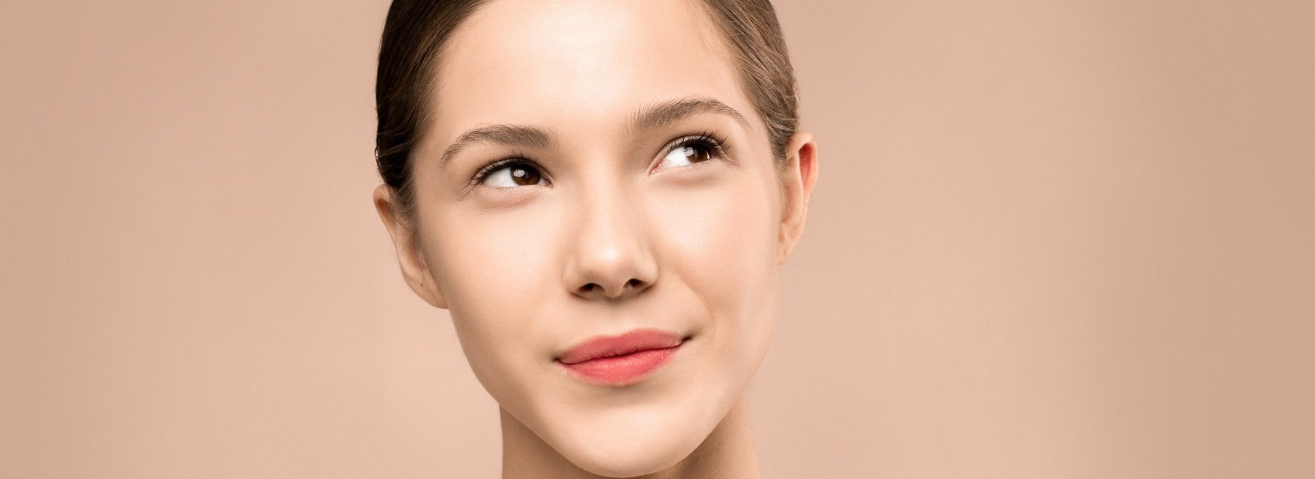 beauty-fotos-bochum Portraitfoto einer jungen Frau die nachdenklich schaut