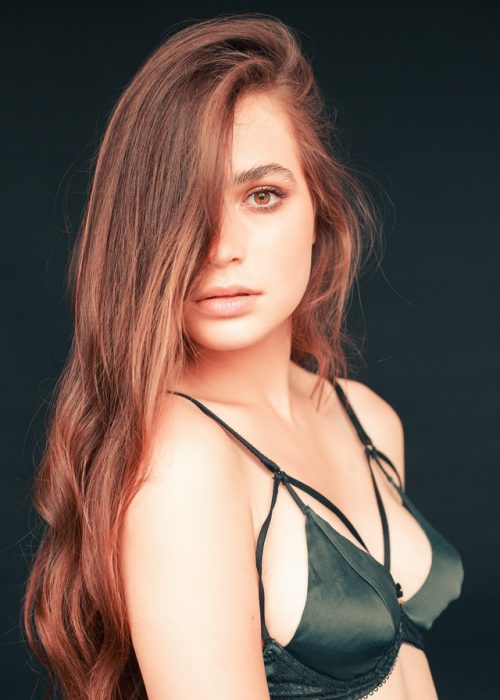 erotisches-fotoshooting-bochum Ein Erotikfoto einer Frau die Seitlich in die Kamera schaut