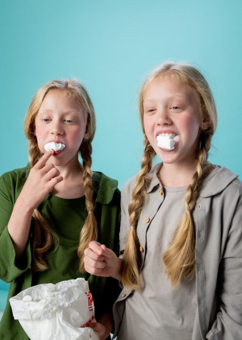 kinderfotos Kinderfotoshooting mit zwei Mädchen, die Marshmallows essen