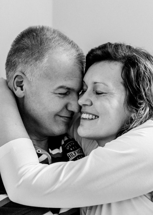 Liebespaar Ein Liebespaar beim Fotoshooting auf einer Couch