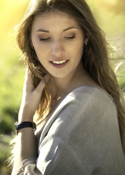 nature-shooting Eine Frau bei einem Fotoshooting in der Natur