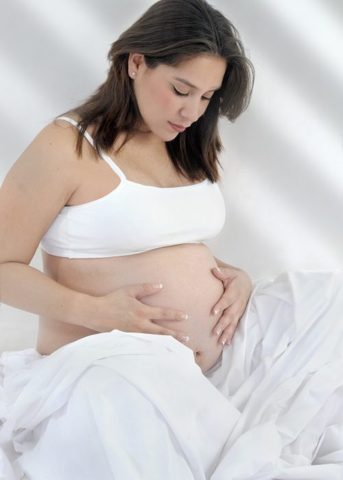 pregnant-453190_1920 Babybauch Fotoshooting mit weißen Tüchern